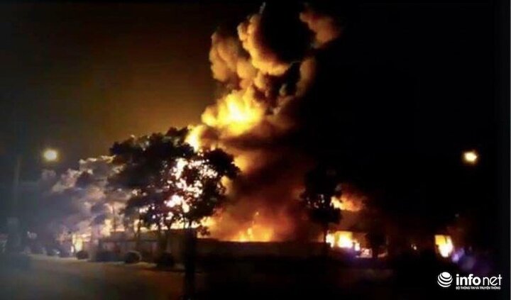 Cháy lớn tại Khu công nghiệp Nội Bài lúc nửa đêm