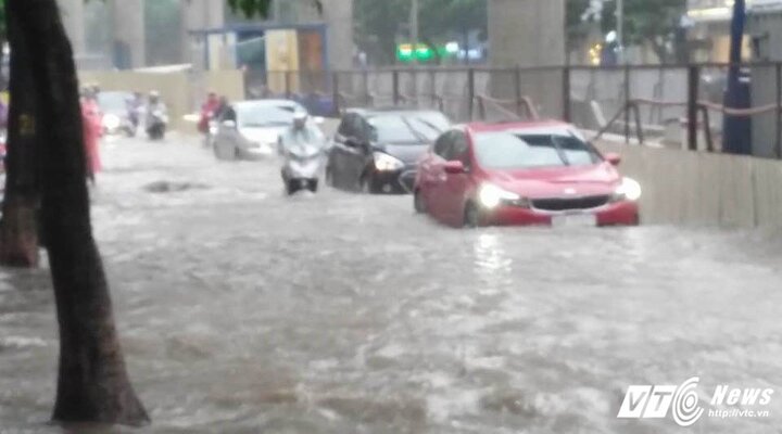 Hà Nội: Mưa dông ầm ầm như trút, xe máy, ô tô ngập sâu giữa biển nước