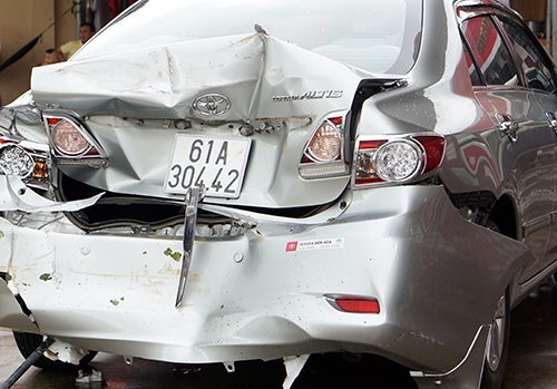 Xe đầu kéo 'bay' qua dải phân cách, húc bẹp ô tô đang đổ xăng