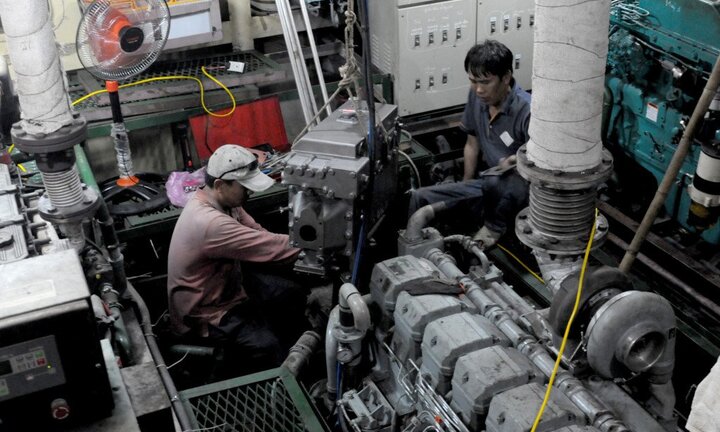 Tàu vỏ thép chục tỷ 'đắp chiếu': Lấy động cơ trên bộ lắp cho máy thủy