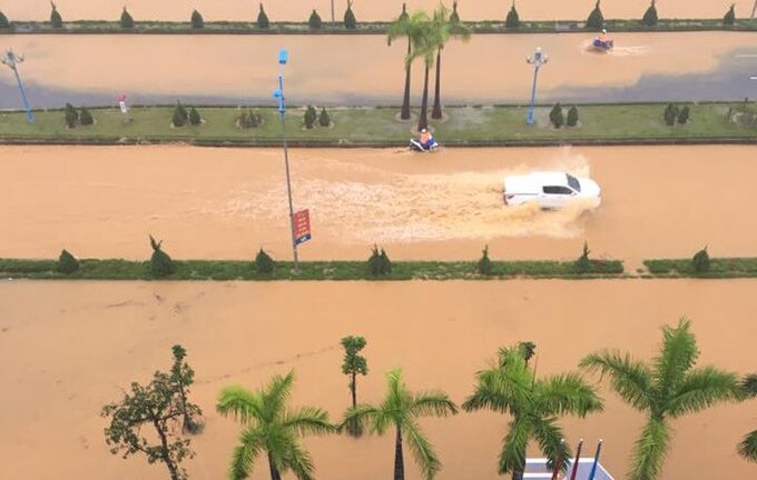 Mưa lớn suốt hơn 5 giờ, thành phố Lai Châu ngập sâu