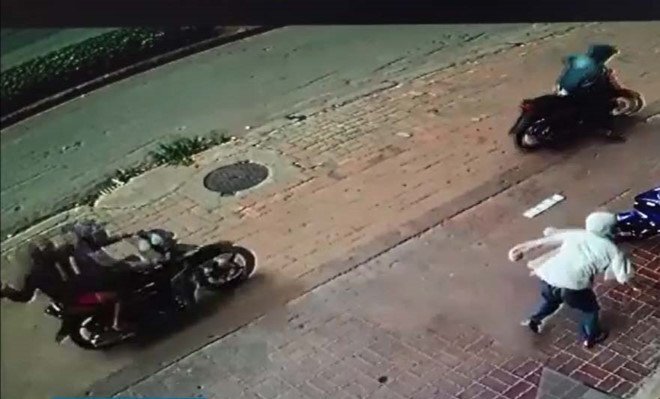 Truy tìm nhóm người lạ khủng bố 3 cửa hàng xe máy bằng 'bom bẩn'