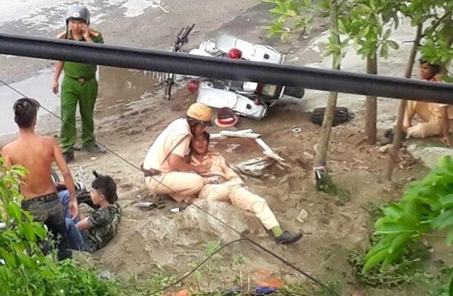 3 'trẻ trâu' đầu trần lái xe máy tông trọng thương CSGT