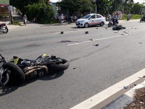 Mô tô phân khối lớn tông xe máy, 5 người thương vong