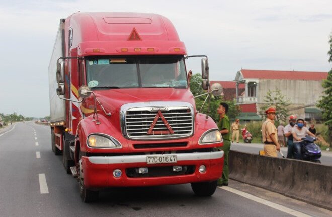 Bắt khẩn cấp, tạm giữ hình sự tài xế container hất văng CSGT xuống đường ở Hà Tĩnh