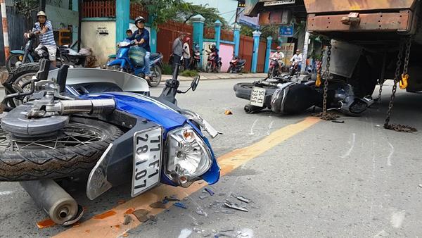 Xe tải cẩu lao như tên bắn hất tung hàng loạt xe, người nằm la liệt trên đường