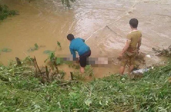 Đi xe ô tô qua đập tràn, 4 người trong gia đình bị lũ cuốn trôi