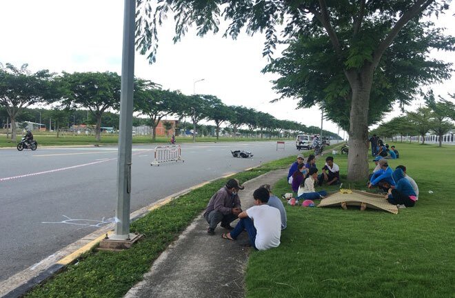 Vừa chạy xe vừa nghe điện thoại, nam thanh niên tông vào cột đèn chết tại chỗ