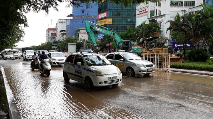 Xén dải phân cách xén luôn ống dẫn nước, cả khu phố ở Hà Nội mất nước