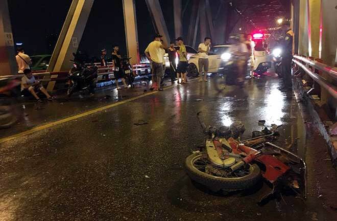 Chạy xe ngược chiều, 3 người chết thảm trên cầu Chương Dương: Tài xế ô tô khai gì?