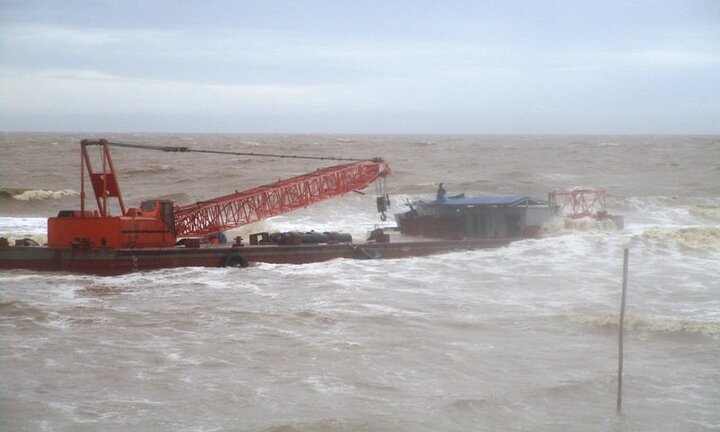 Tìm thấy hai sà lan không có người trôi dạt trên biển Thanh Hóa