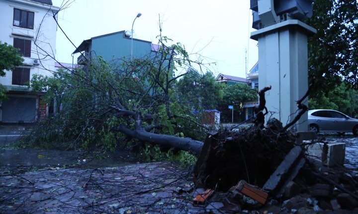 Dự báo thời tiết ngày 17/7: Bão số 2 càn quét, mưa to từ miền Bắc tới miền Trung