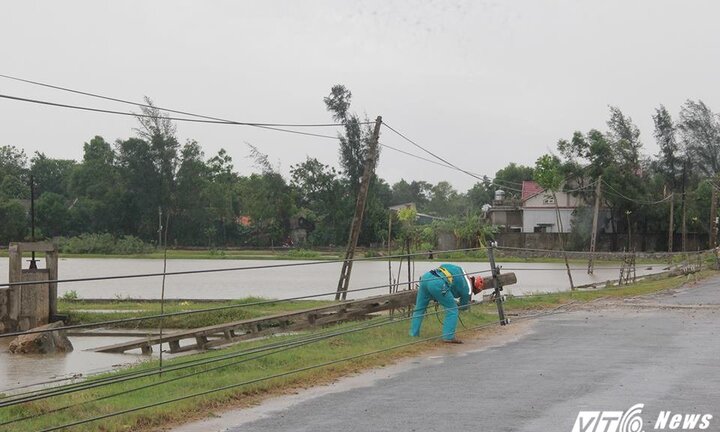 Bão số 2 càn quét Hà Tĩnh: Cột điện bị quật đổ, trường học tốc mái