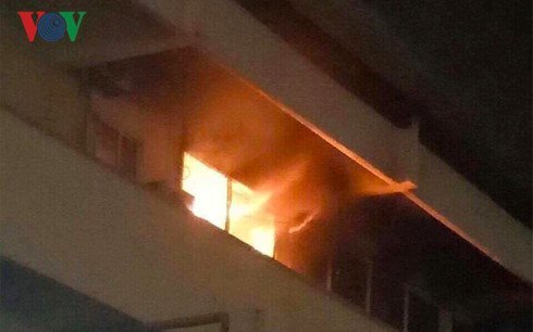 Bệnh viện Bạch Mai bốc cháy trong đêm