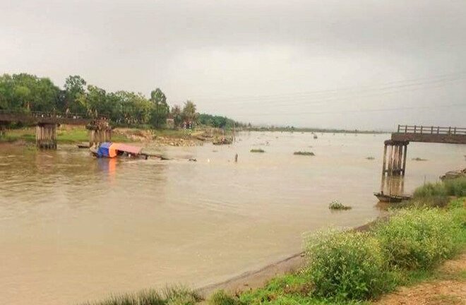Tàu chở cát đâm sập cầu ở Thanh Hóa, 4 người rơi xuống sông