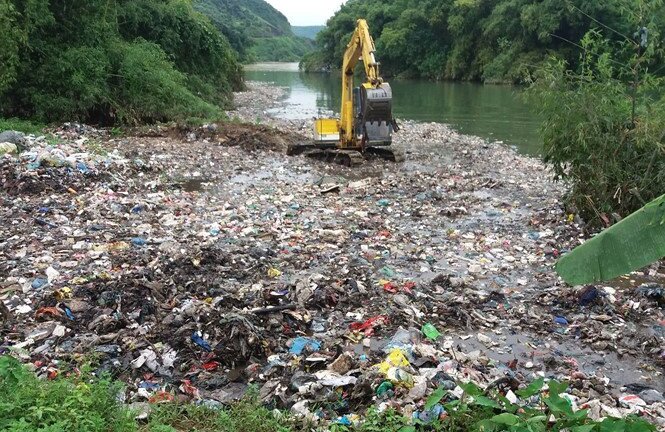 Đổ hàng chục tấn rác xuống suối ở Hà Giang khiến dân phẫn nộ