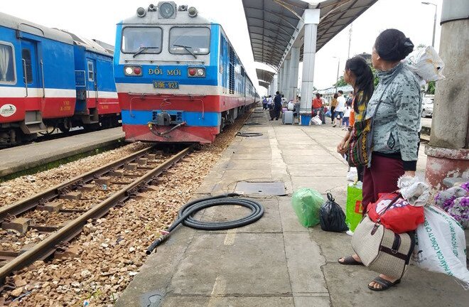 Nhân viên đường sắt ngủ quên, hai đoàn tàu suýt tông nhau ở Bình Thuận