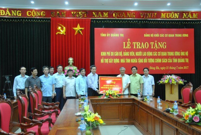 Trao tặng nhà tình nghĩa cho các gia đình có công với cách mạng nhân dịp 27/7