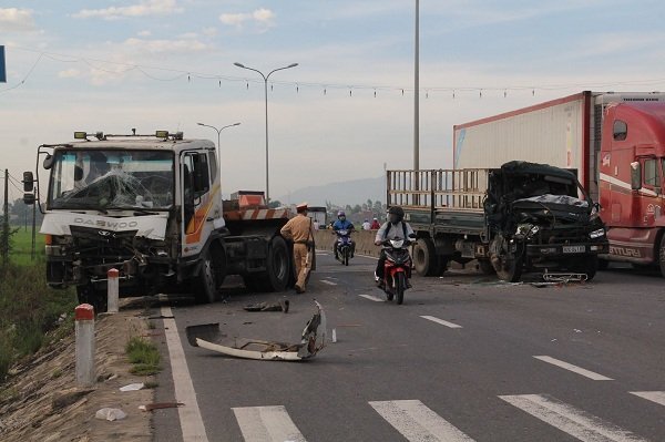 Xe tải và container tông liên hoàn trên quốc lộ 1, tài xế nguy kịch