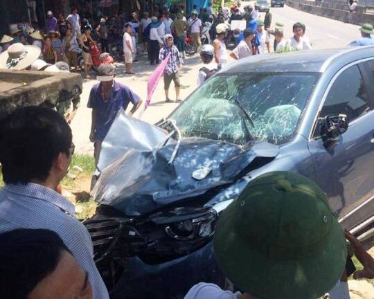 Đang đứng ven đường, 3 người bị ô tô tông thương vong