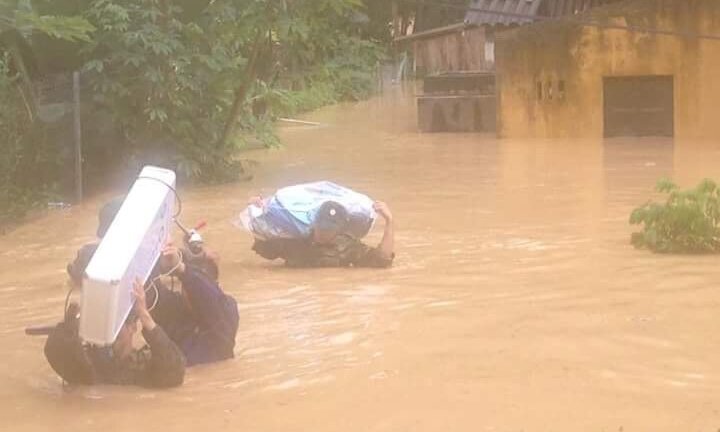 Lũ ống ầm ầm đổ về Điện Biên, nước ngập gần đến đầu người