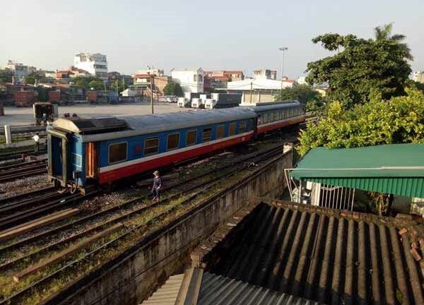 Tàu hỏa lại trật bánh ở Hà Nội, 2 toa rời khỏi đường ray