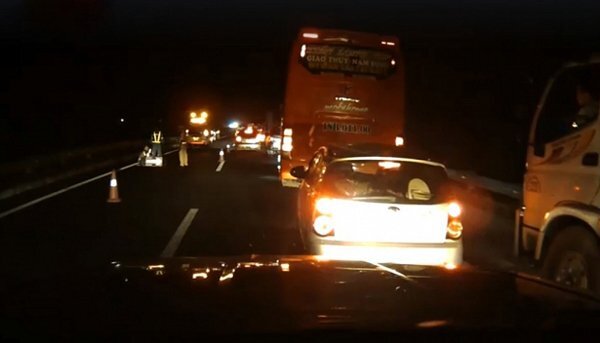 Sự thật thông tin cháu bé bay qua cửa kính ô tô bị nhiều xe cán qua