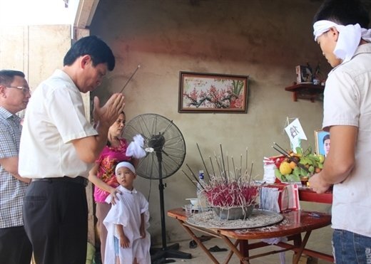 Xe tải đâm cột điện, 3 người chết thảm