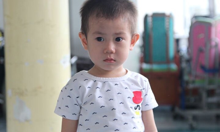 Bé trai 2 tuổi bị bỏ rơi trước cổng bệnh viện