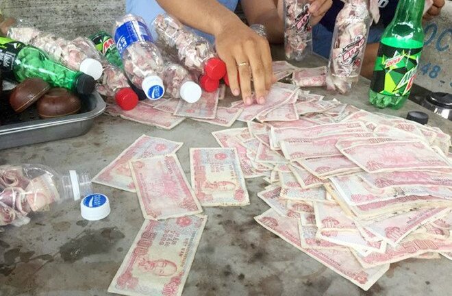 Tài xế vo tròn tiền lẻ trong chai nhựa phản đối trạm thu phí: Bộ GTVT sẽ xem lại mức phí