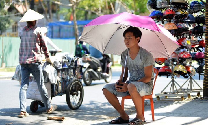 Dự báo thời tiết hôm nay 11/8: Miền Trung nắng rát, miền Bắc mưa dông