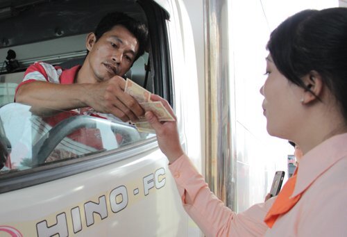 Tài xế lại rủ nhau trả tiền lẻ ở trạm thu phí Cai Lậy, tắc đường hơn 4km