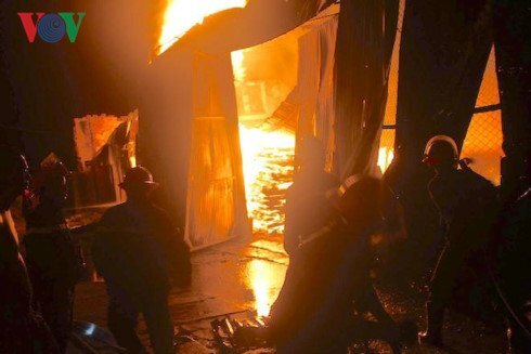 Xưởng gỗ bốc cháy ngùn ngụt, 7 tỷ đồng bị thiêu rụi trong đêm