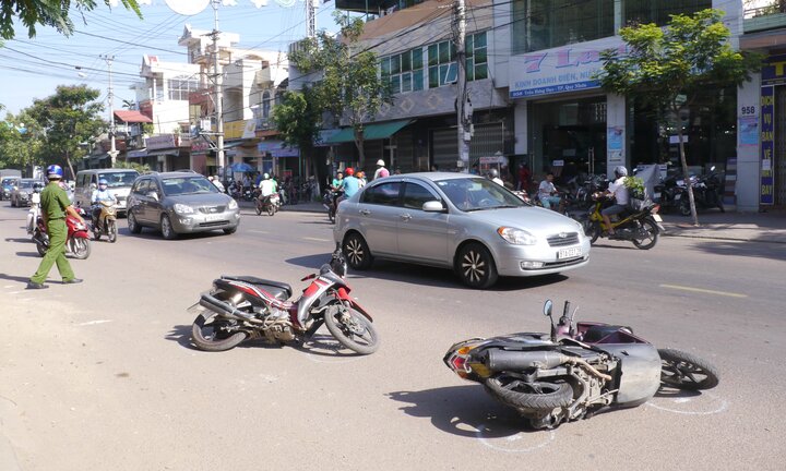 Bỏ chạy sau khi tông xe máy, ô tô húc văng 4 xe máy khác