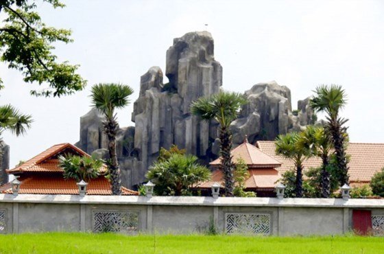 Xây núi nhân tạo không phép giữa cánh đồng: Kiểm điểm 2 Phó chánh Thanh tra Sở Xây dựng