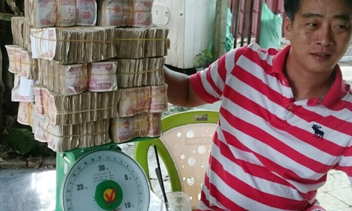 Ảnh: Chuẩn bị hơn 22 triệu đồng tiền lẻ để mua vé BOT Cai Lậy