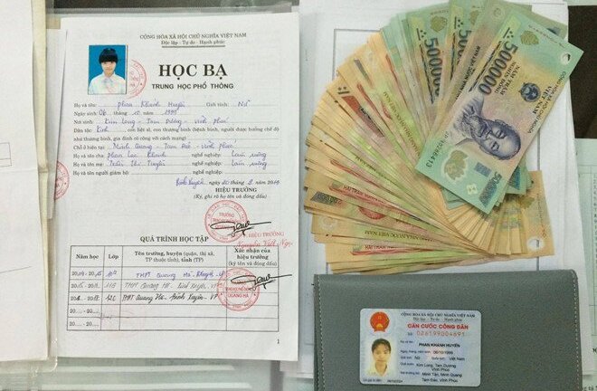 CSGT trả lại 20 triệu đồng đánh rơi cho tân sinh viên đi nhập học