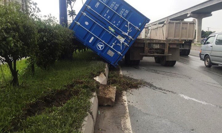 Thót tim thùng container rơi xuống đường sau khi tông văng dải phân cách