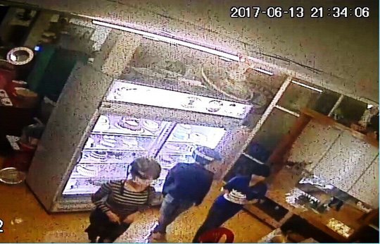 Đâm chết người trước quán karaoke: Camera tiệm bánh 'tố cáo' 2 nữ sinh