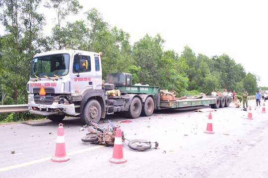 Xe tải tông gãy đôi xe máy, 2 cha con thương vong