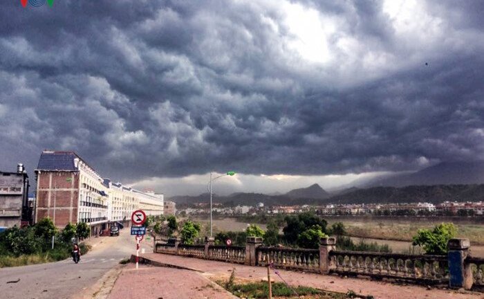 Trời đang nắng nóng bỗng chuyển giông lốc, cổng chào, cây xanh gãy đổ ngổn ngang ở Lào Cai