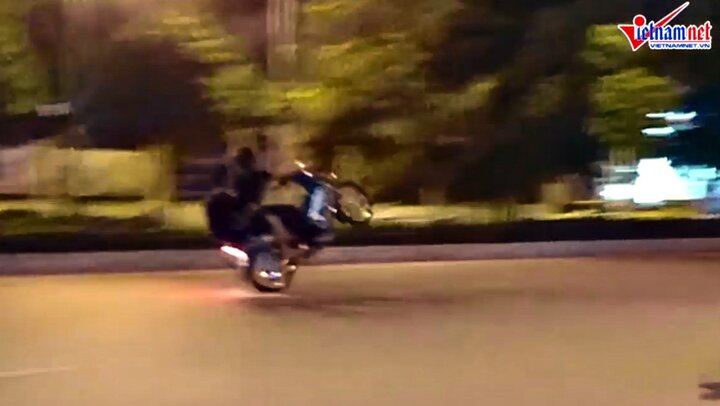 'Quái xế' tháo biển số xe, rú ga, bốc đầu giữa phố khiến dân Thủ đô kinh hãi