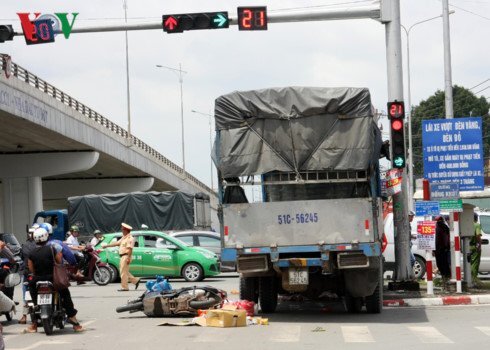 Đang dừng đèn đỏ, người đi xe máy bị xe tải tông gãy xương đùi