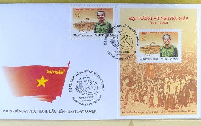 Thủ tướng đóng dấu phát hành bộ tem tôn vinh Đại tướng Võ Nguyên Giáp