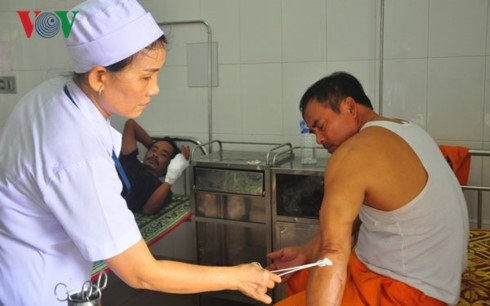 Bị cắt điện, khách hàng đánh nhân viên điện lực nhập viện