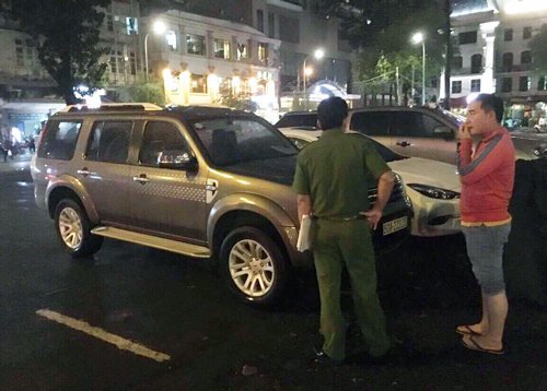 Ông Đoàn Ngọc Hải một mình đi kiểm tra vỉa hè, phạt 22 ô tô vi phạm trong đêm mưa