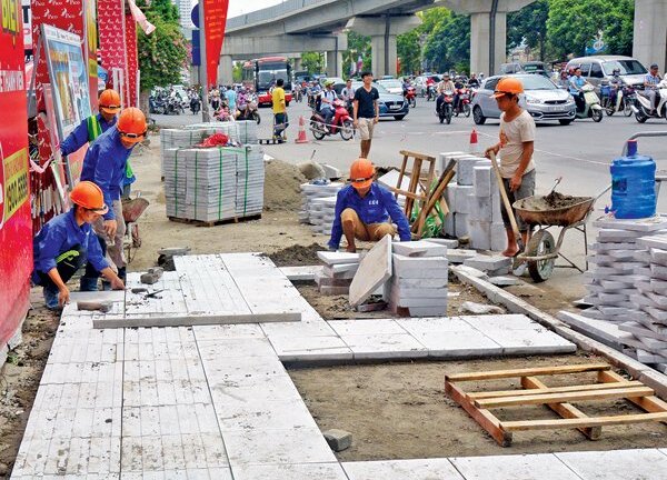 Hà Nội 'thay áo' hàng loạt vỉa hè tại 12 quận