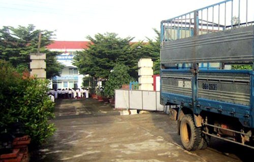 Xe tải kéo sập cổng trường, 2 nữ sinh nhập viện trong ngày nhập học