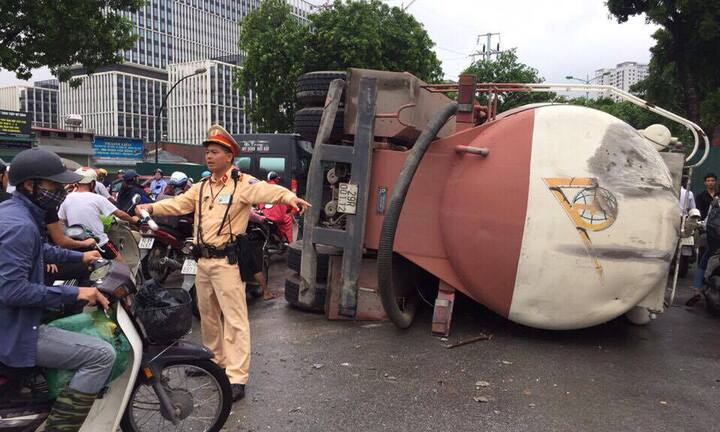 Tài xế ngủ gật, xe bồn 'phơi bụng' giữa phố Thủ đô