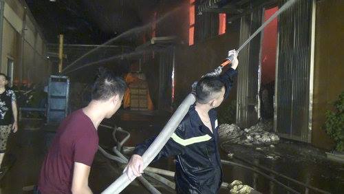 Gần 1.000 người trắng đêm dập lửa ở nhà máy bông sợi